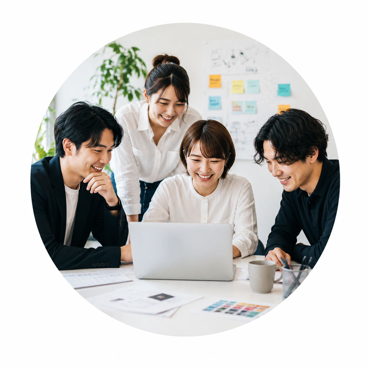 SeekOut チームがノートPCを囲みリサーチを行っている様子